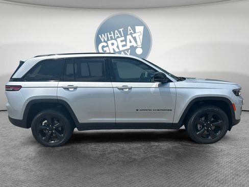 Certified 2023 Jeep Grand Cherokee Altitude AWD/4WD image 2