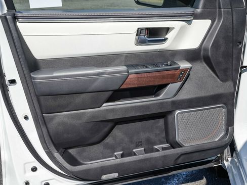 Used 2025 Toyota Sequoia Capstone AWD/4WD image 19