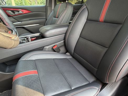 Used 2025 Chevrolet Traverse RS FWD image 17