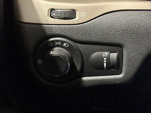 Used 2015 Jeep Cherokee Sport w/ Sport Appearance Group FWD image 17