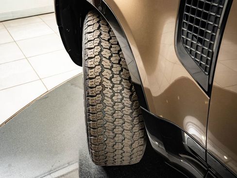 Used 2023 Land Rover Defender 90 SE image 51