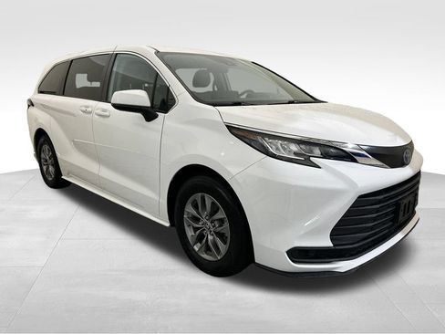 Used 2023 Toyota Sienna LE AWD/4WD image 8