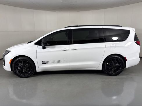 New 2027 Chrysler Pacifica Select FWD image 5