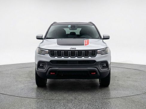 Used 2025 Jeep Compass Trailhawk AWD/4WD image 2