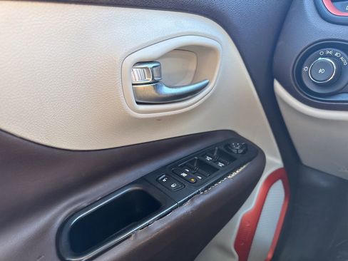 Used 2015 Jeep Renegade Limited image 28