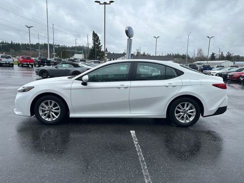 Used 2025 Toyota Camry LE image 5