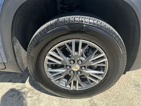 Used 2025 Chevrolet Traverse LT FWD image 42