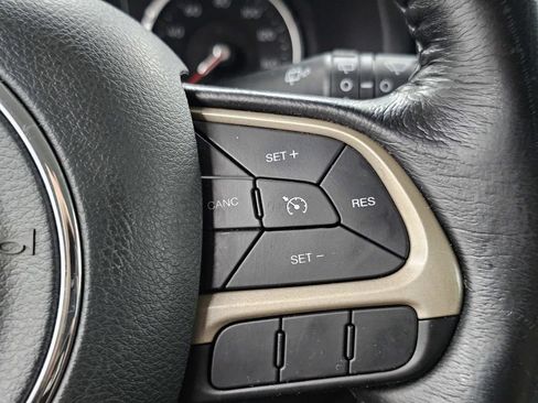 Used 2017 Jeep Renegade Latitude FWD image 30
