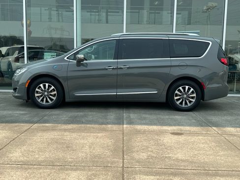 Used 2020 Chrysler Pacifica Limited w/ Advanced Safetytec Group FWD image 6