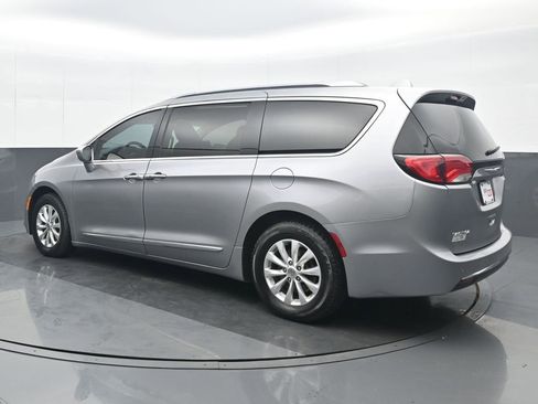 Used 2019 Chrysler Pacifica Touring-L FWD image 4