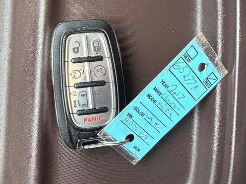 Used 2017 Chrysler Pacifica Touring-L FWD image 42