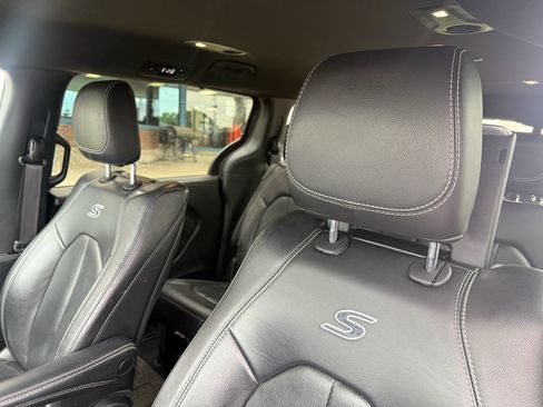 Used 2022 Chrysler Pacifica Touring-L w/ Uconnect Theater Family Group FWD image 11