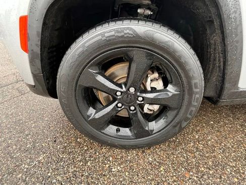 Used 2022 Jeep Grand Cherokee L Laredo image 9