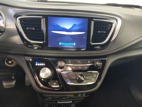 Used 2018 Chrysler Pacifica Limited w/ S Appearance Package FWD image 25