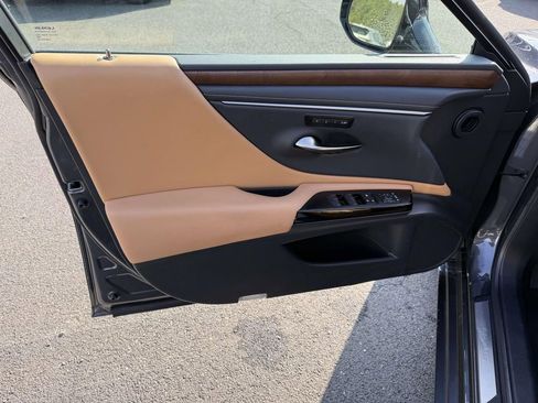 Used 2024 Lexus ES 250 w/ Premium Package image 11