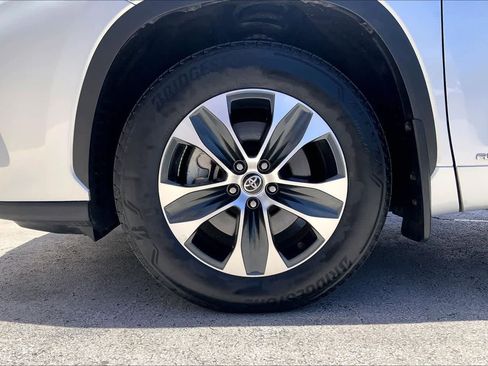 Used 2025 Toyota Highlander XLE AWD/4WD image 8