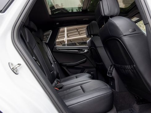 Certified 2025 Porsche Macan image 45