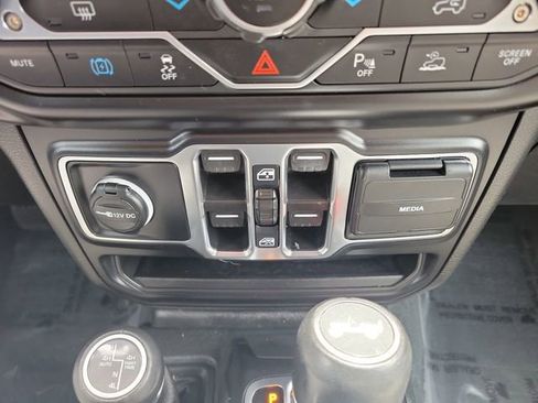 Used 2022 Jeep Wrangler Unlimited Sahara AWD/4WD image 31