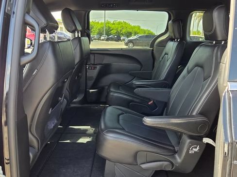 Used 2025 Chrysler Pacifica Select AWD/4WD image 10