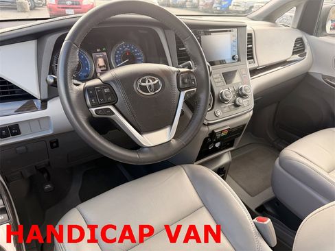 Used 2018 Toyota Sienna XLE Premium image 10