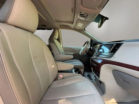 Used 2011 Toyota Sienna Limited w/ Premium Pkg FWD image 28