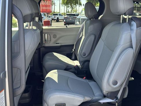 Used 2022 Toyota Sienna Limited FWD image 30