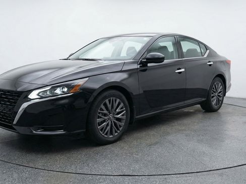Used 2025 Nissan Altima 2.5 SV image 3