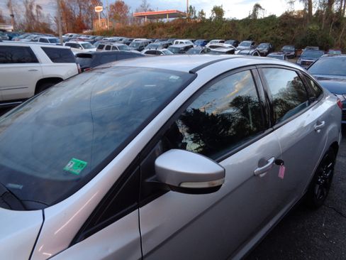 Used 2016 Ford Focus SE w/ Equipment Group 201A image 10