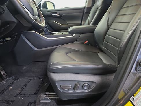 Used 2022 Toyota Highlander XLE image 26