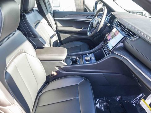 New 2025 Jeep Grand Cherokee Limited image 17