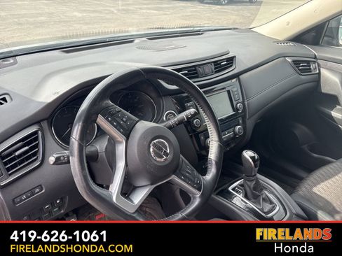 Used 2018 Nissan Rogue SV w/ Sun & Sound Touring Package image 10