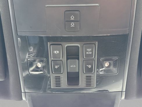 Used 2018 Volkswagen Tiguan SEL Premium w/ R-Line Package image 16