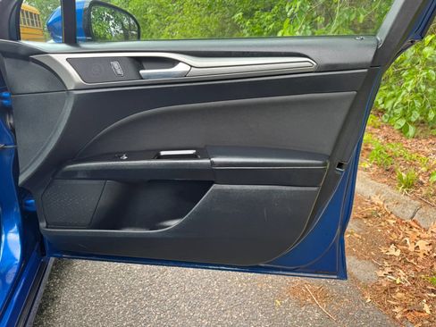 Used 2017 Ford Fusion SE FWD image 13