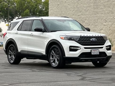 Used 2023 Ford Explorer XLT w/ Equipment Group 202A AWD/4WD image 10