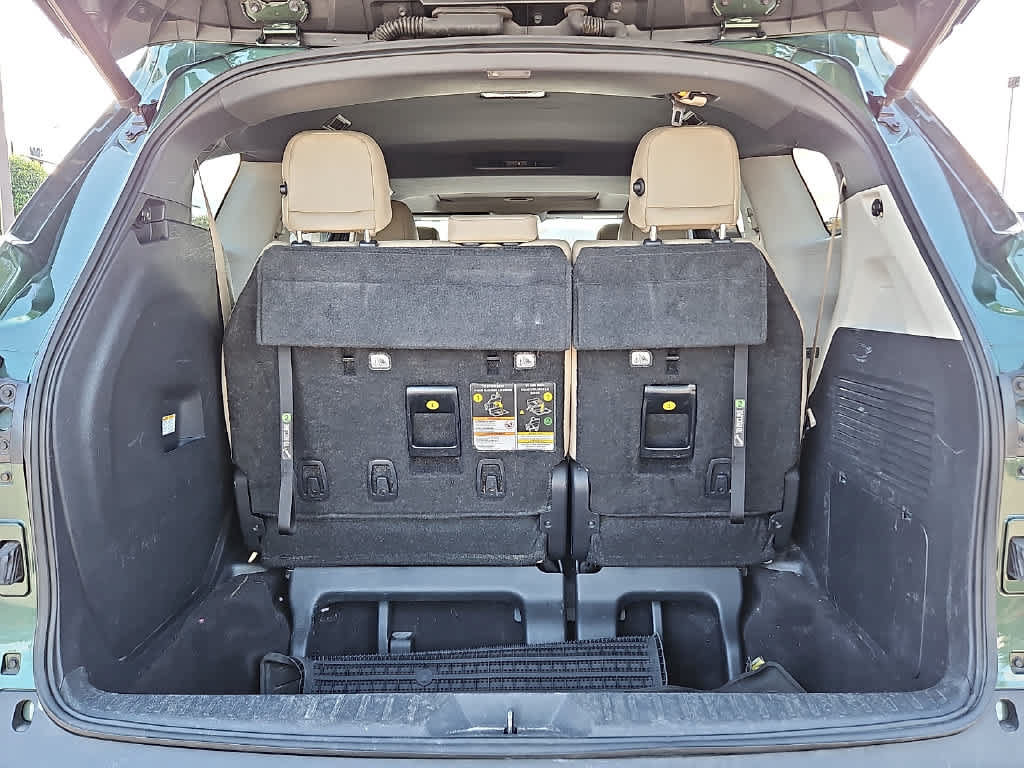 Used 2021 Toyota Sienna XLE FWD image 28