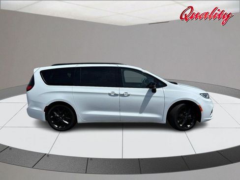 Used 2025 Chrysler Pacifica Limited FWD image 2