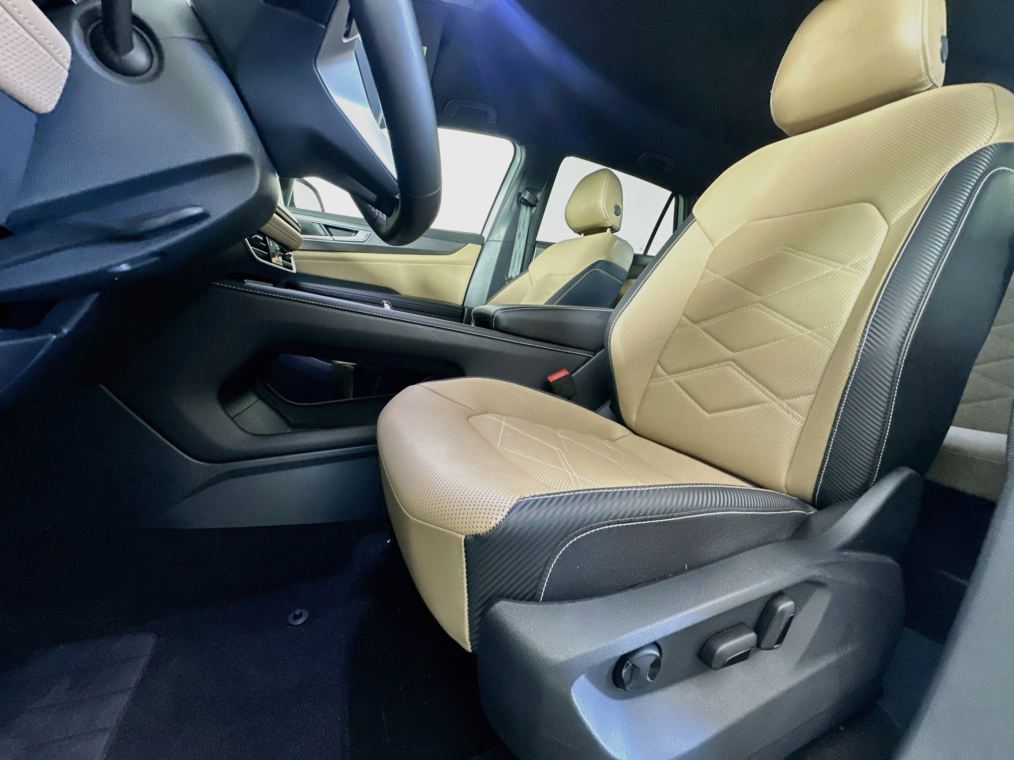 Used 2025 Volkswagen Atlas Cross Sport SE FWD image 13