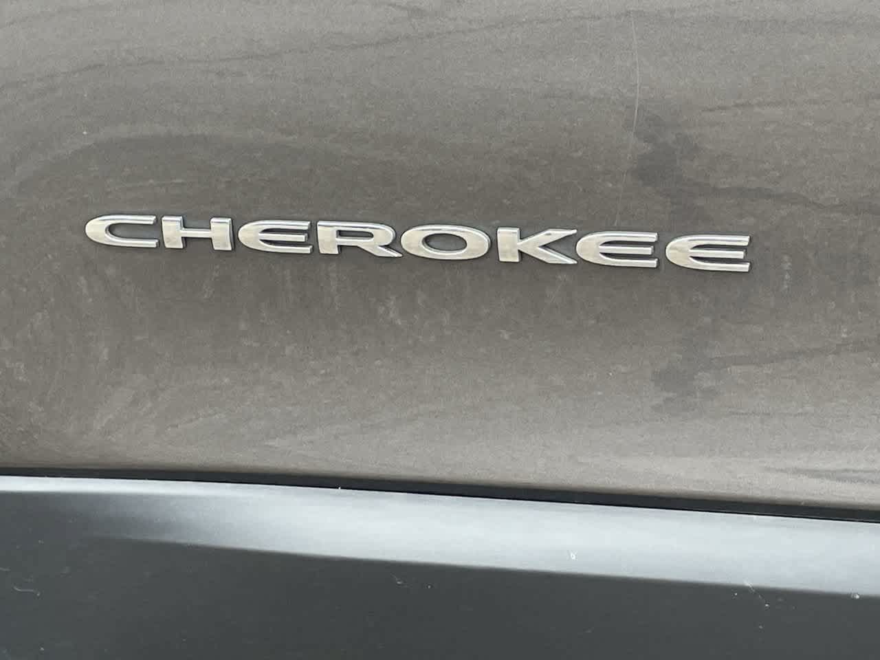 Used 2019 Jeep Cherokee Latitude Plus w/ Comfort/Convenience Group FWD image 32