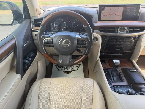 Used 2019 Lexus LX 570 4WD w/ Luxury Package image 16