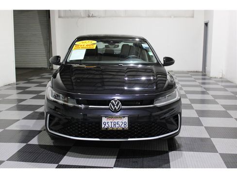 Used 2025 Volkswagen Jetta SE image 2