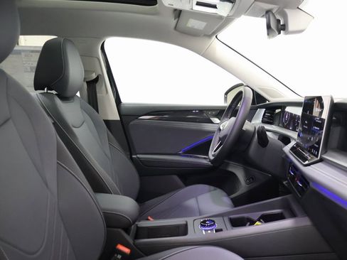 New 2025 Volkswagen Tiguan SE image 21