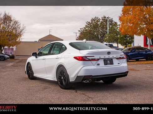 Used 2025 Toyota Camry SE image 5
