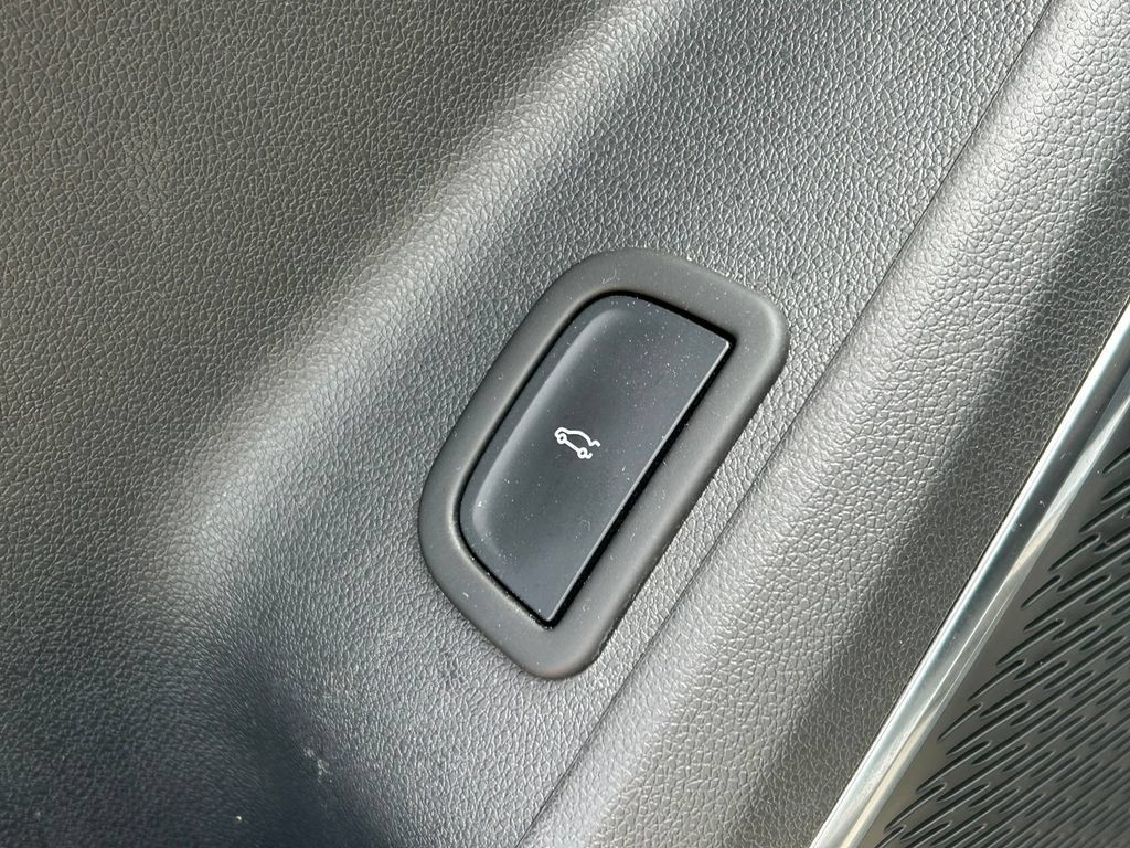 Used 2025 GMC Acadia Elevation FWD image 25