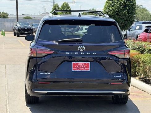 Used 2021 Toyota Sienna Platinum FWD image 6