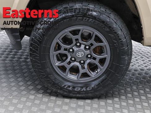 Used 2018 Toyota Tacoma SR5 AWD/4WD image 30