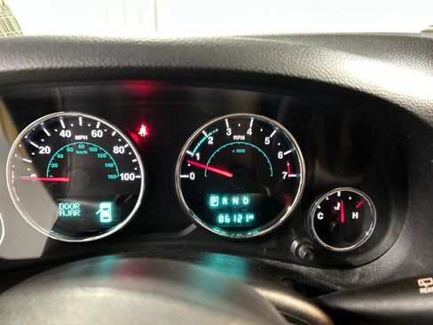 Used 2018 Jeep Wrangler Unlimited Sahara w/ Connectivity Group image 16