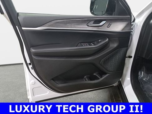 Certified 2024 Jeep Grand Cherokee Limited w/ Luxury Tech Group II image 28