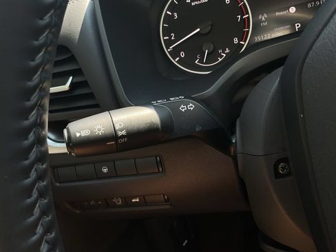 Used 2025 Nissan Rogue SV FWD image 32