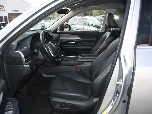 Certified 2024 Toyota Grand Highlander XLE image 7