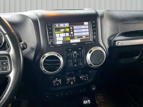 Used 2017 Jeep Wrangler Unlimited Rubicon w/ Dual Top Group AWD/4WD image 9